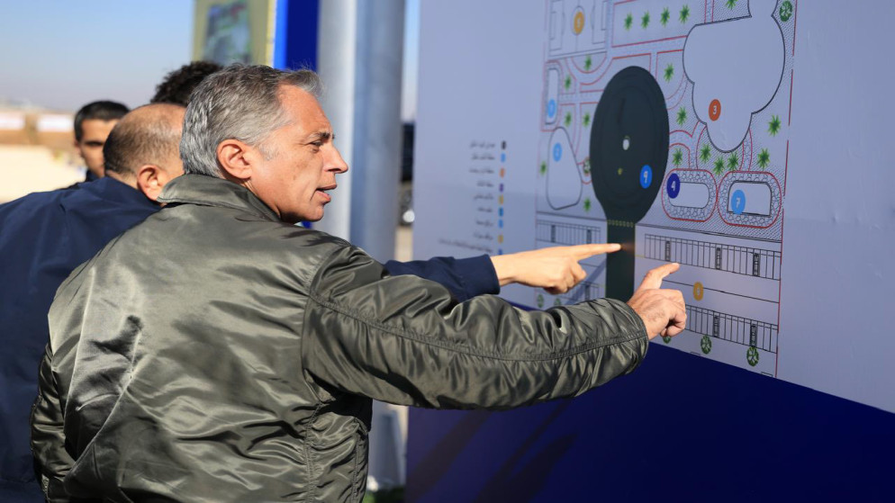 رئيس الوزراء يشارك في زراعة حديقة المفرق الجديدة