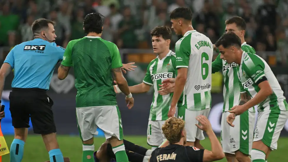 حالات الطرد ودقائق النقص العددي ..  فارق شاسع بين ريال مدريد وبرشلونة