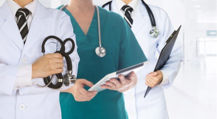 القرالة يدعو لتأهيل "الأطباء العامين" للتخصص