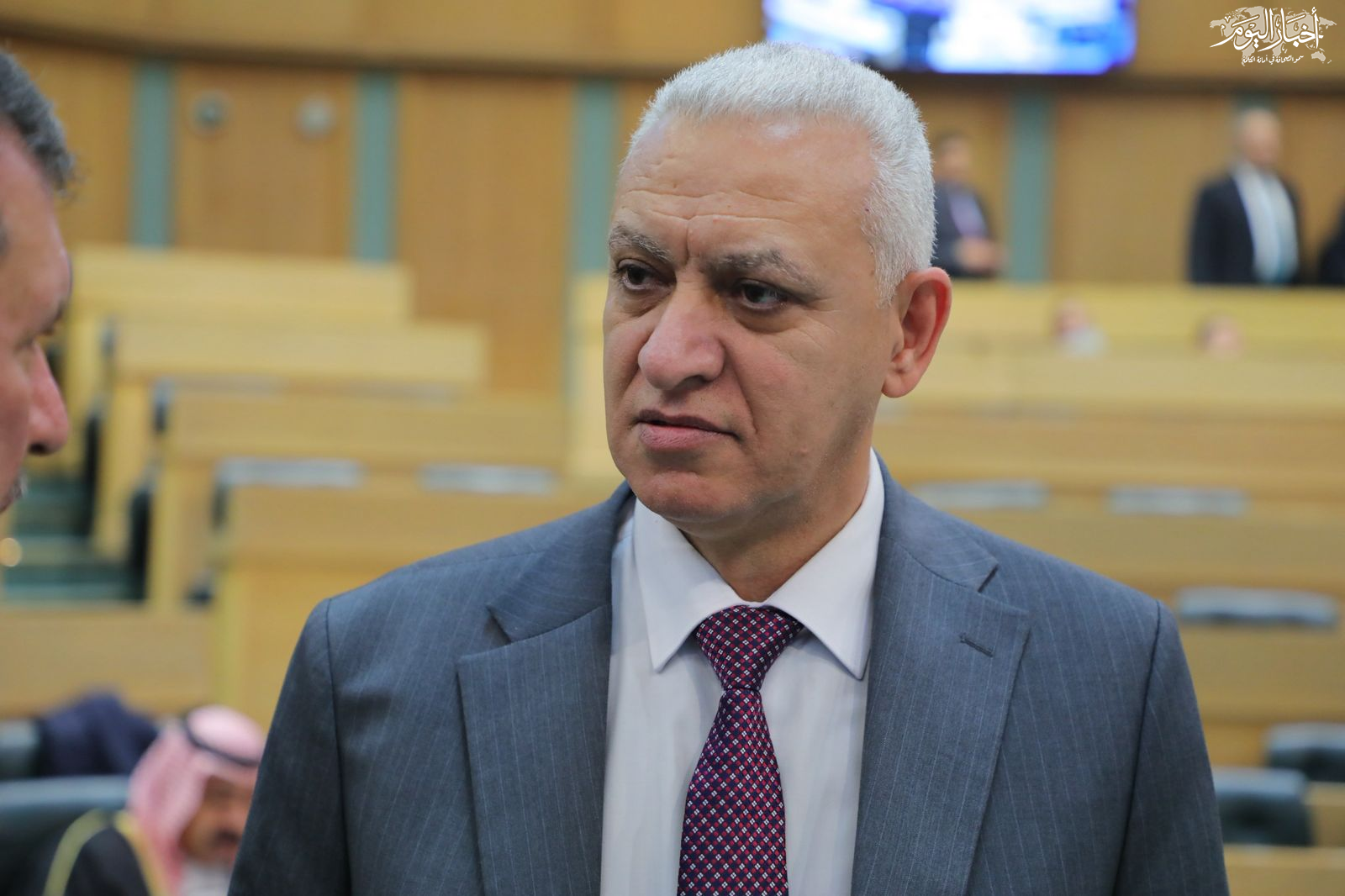 العموش يطالب بإلغاء ضريبة المعارف… هل يدفع المواطن كلفة تعليم لا يستفيد منه؟