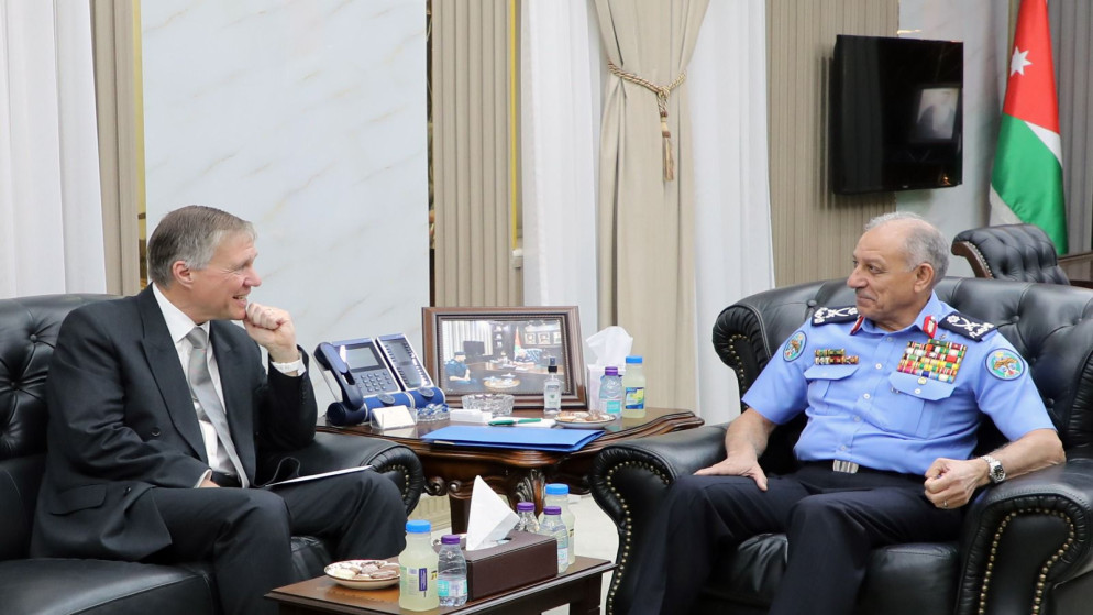 مدير الأمن العام يلتقي بالسفير البريطاني ويبحثان تعزيز التعاون المشترك