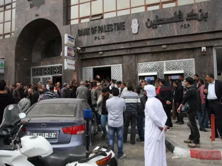 بنك فلسطين ينهي عقود العشرات من موظفيه العاملين في غزة 