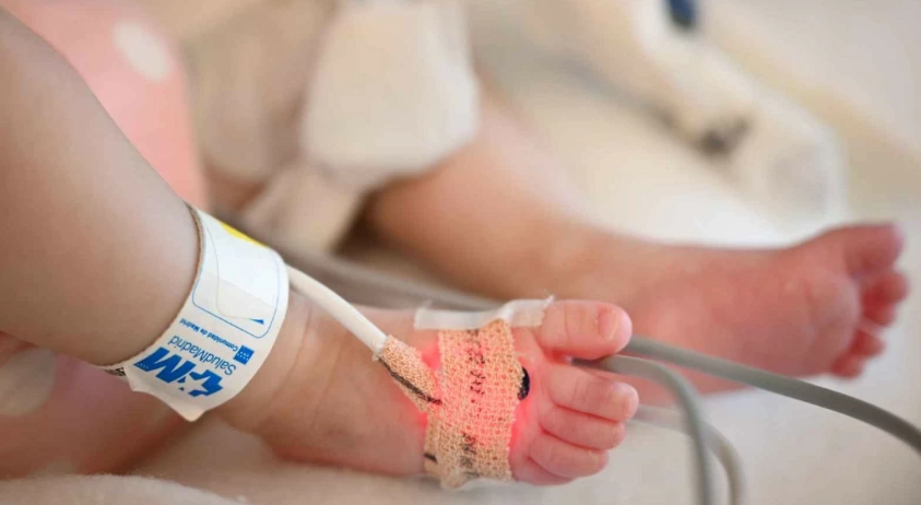 بعد 35 سنة ..  شابة تعثر على أختها التوأم بعد خطأ في "التبديل"