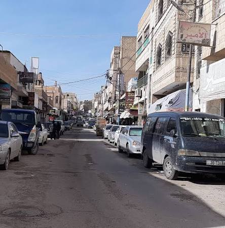 أهالي الغويرية في الزرقاء يطالبون بتعبيد الشوارع المتهالكة: طرق مكسّرة ومعاناة يومية