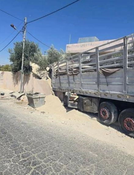 شاحنة تقتحم مبنى مدرسة في الطفيلة