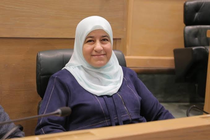 فخري: منع المسلمة من الحجاب اعتداء على حريتها وتمييز على أساس الدين