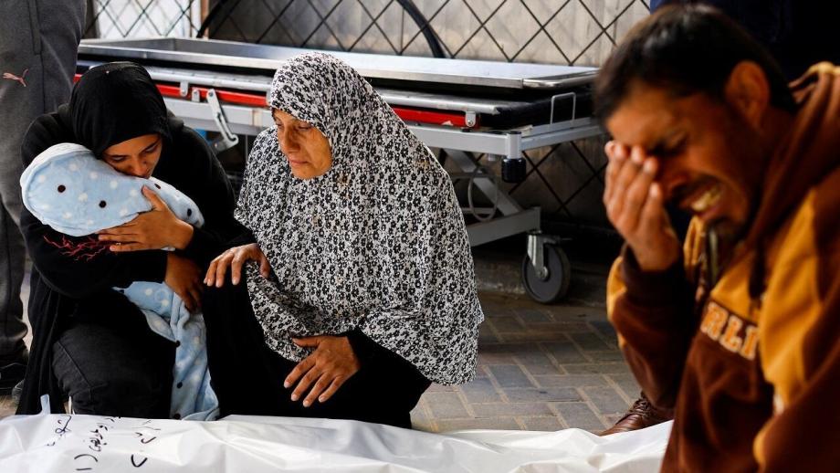 القصف يفتك بالأمل ..  قصة عائلة كلاب بين النزوح والجراح 