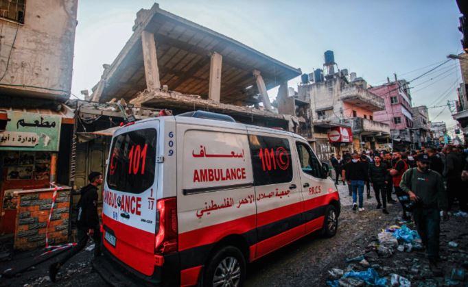 الهلال الأحمر بغزَّة: نواجه عراقيل من الاحتلال للوصول إلى المُصابين والمفقودين تحت الأنقاض  