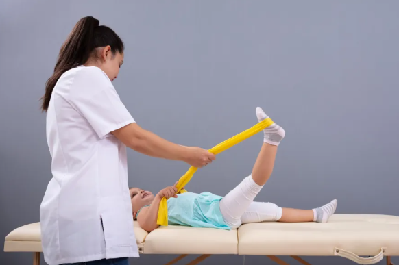 علامات مبكرة تشير إلى تقزم الأطفال ..  إحداها صعوبة التركيز