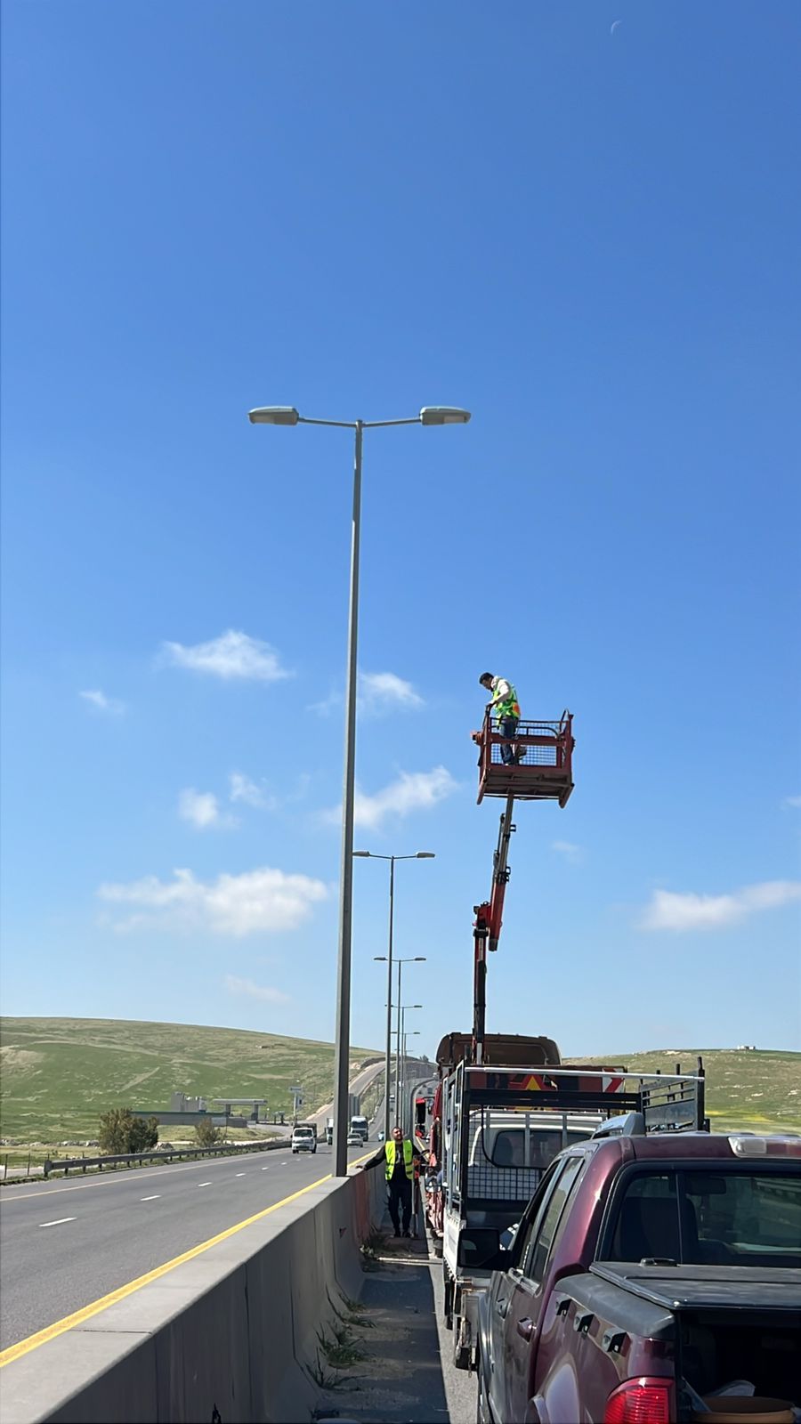 الأشغال تطلق مشروعا لإنارة ممر عمّان التنموي باستخدام الطاقة الشمسية