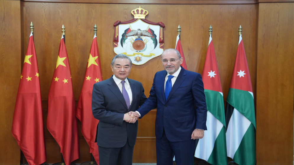 الصفدي يجري مباحثات موسعة مع نظيره الصيني في عمّان