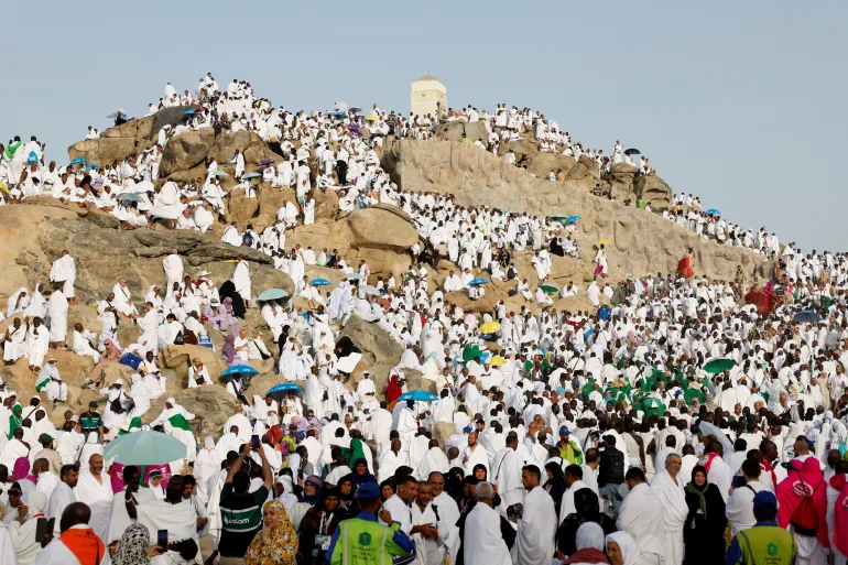 خطيب عرفة يدعو لإصلاح أحوال المسلمين والحجاج يؤدون الركن الأعظم 
