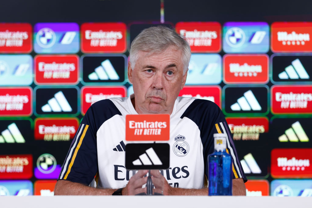 أنشيلوتي يبلغ نجوم ريال مدريد برحيله عن الفريق