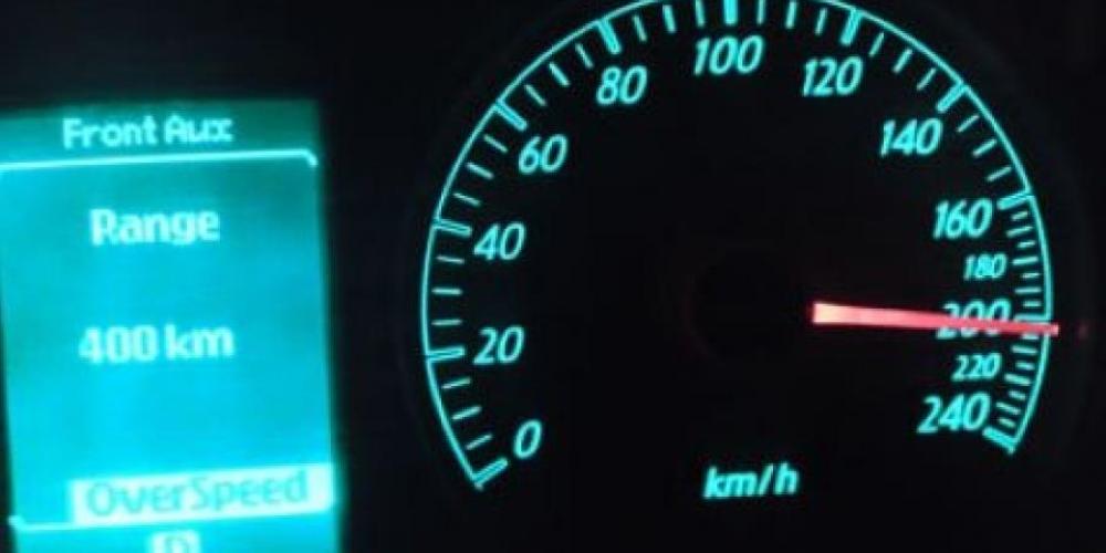 ضبط مركبة تسير بسرعة 205 كم/ س على طريق الأزرق