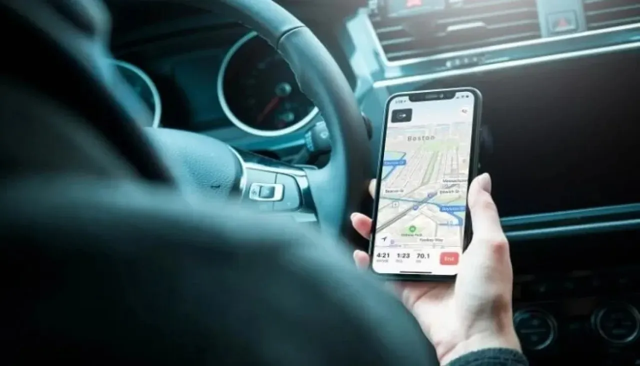 13 ألف سائق و30 تطبيقًا غير مرخّص مقابل 4 فقط تحت القانون… هل بدأ سوق النقل الذكي يفلت من التنظيم؟