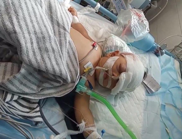 طفلان معاقان وأم حامل جريحة ..  مأساة أسرة الجعب التي تنتظر الرحمة  