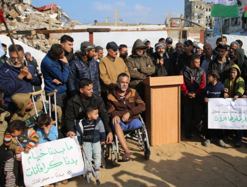 بعد المنخفض الأخير ..  نازحو مخيم الشاطئ يطالبون بحلول عاجلة