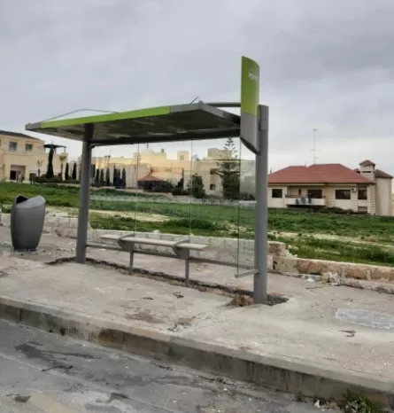 مطالب بتوسيع إنشاء المظلات وأماكن الانتظار في المرافق العامة