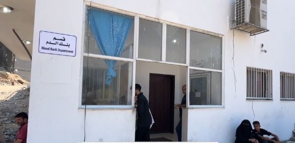 بنوك الدم مهددة بالتوقف في غزة وإنذارات بإخلاء منازل بمحيط الشفاء