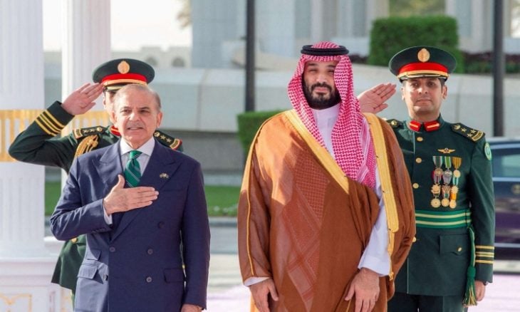 وزير الدفاع الباكستاني: برنامجنا النووي “سيكون متاحا” للسعودية إذا استدعت الضرورة