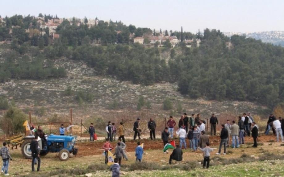 مستوطنون يعتدون على مزارعين في بيت إكسا شمال القدس 
