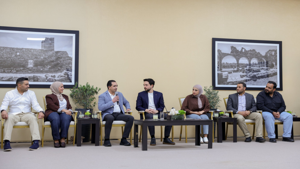 ولي العهد يلتقي شبابا في المفرق ويحاورهم حول جملة من القضايا