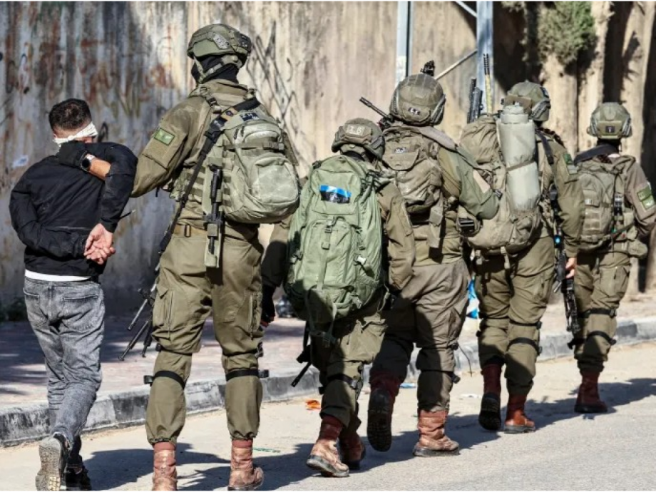 بينهم أسرى محررون وطفلان ..  الاحتلال يشنُّ حملة اعتقالات واسعة في الضفة والقدس  