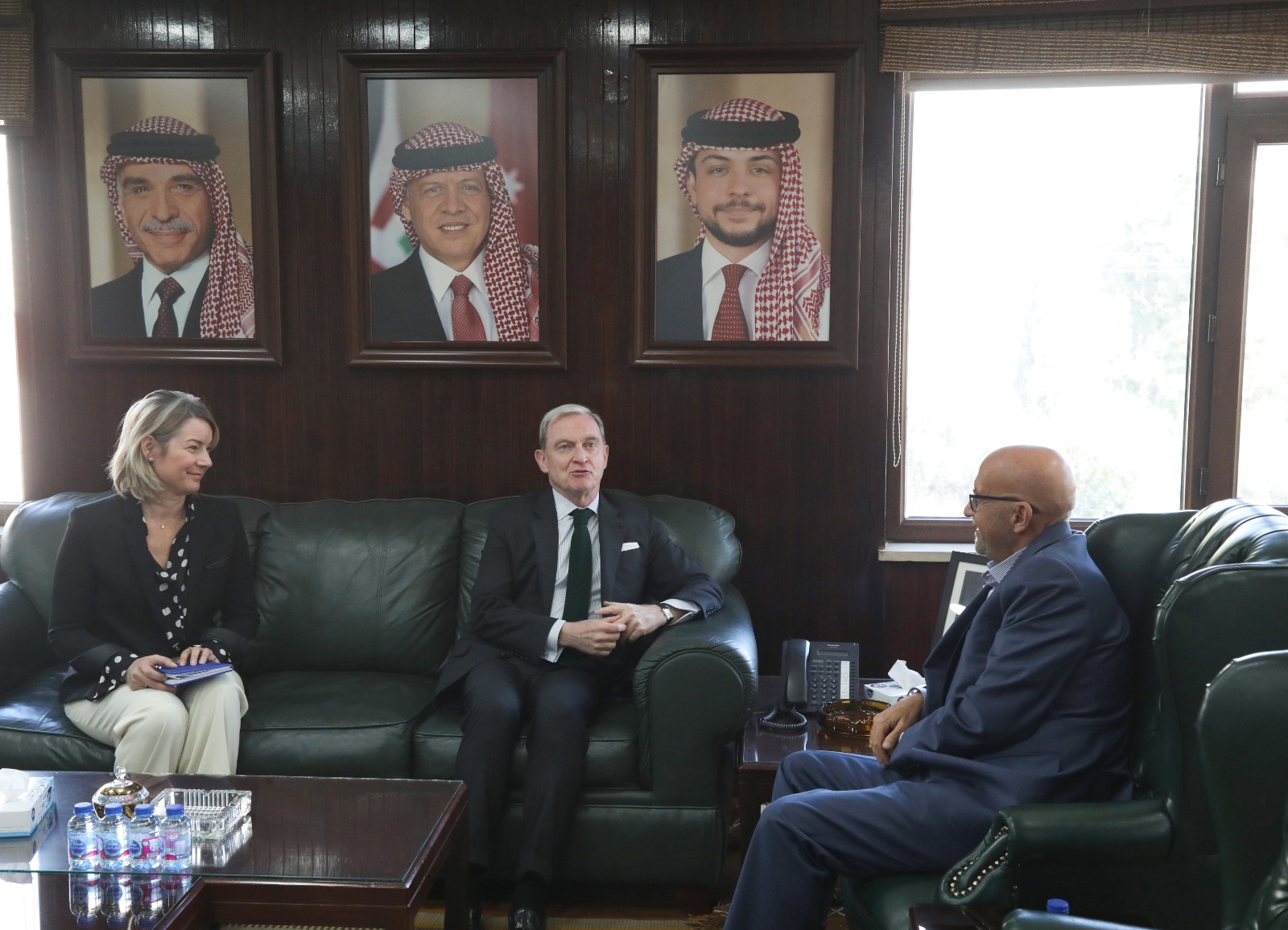 وزير المياه والري يبحث مع السفير الفرنسي أوجه التعاون المشترك 