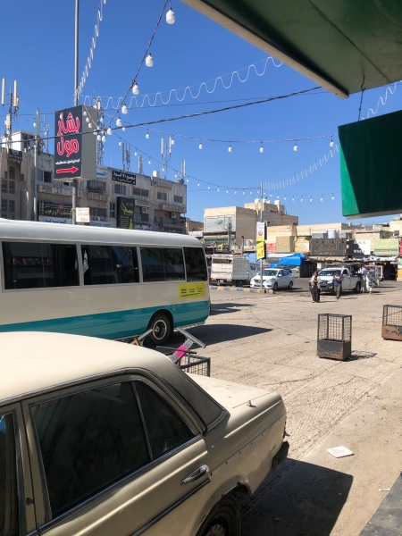 فوضى اصطفاف الباصات في مجمع عين الباشا ..  شكاوى من إرباك الحركة ومطالب بتنظيم المواقف