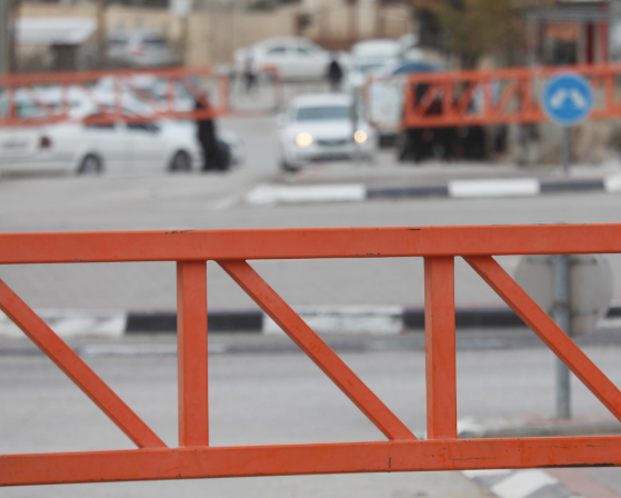 الاحتلال يضيق الخناق على محافظات الضفة ويغلق مداخل المدن