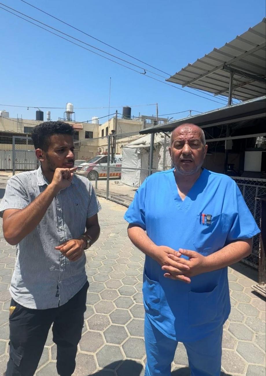 أبو عمرة ..  "أصم" ينقل أحداث الإبادة لزملائه في غزَّة وخارجها 