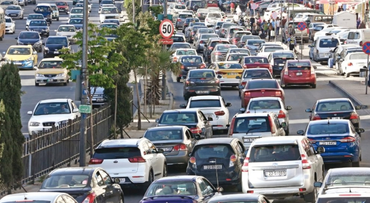 حريق مركبة يتسبب في أزمة سير بشارع الصناعة باتجاه خلدا