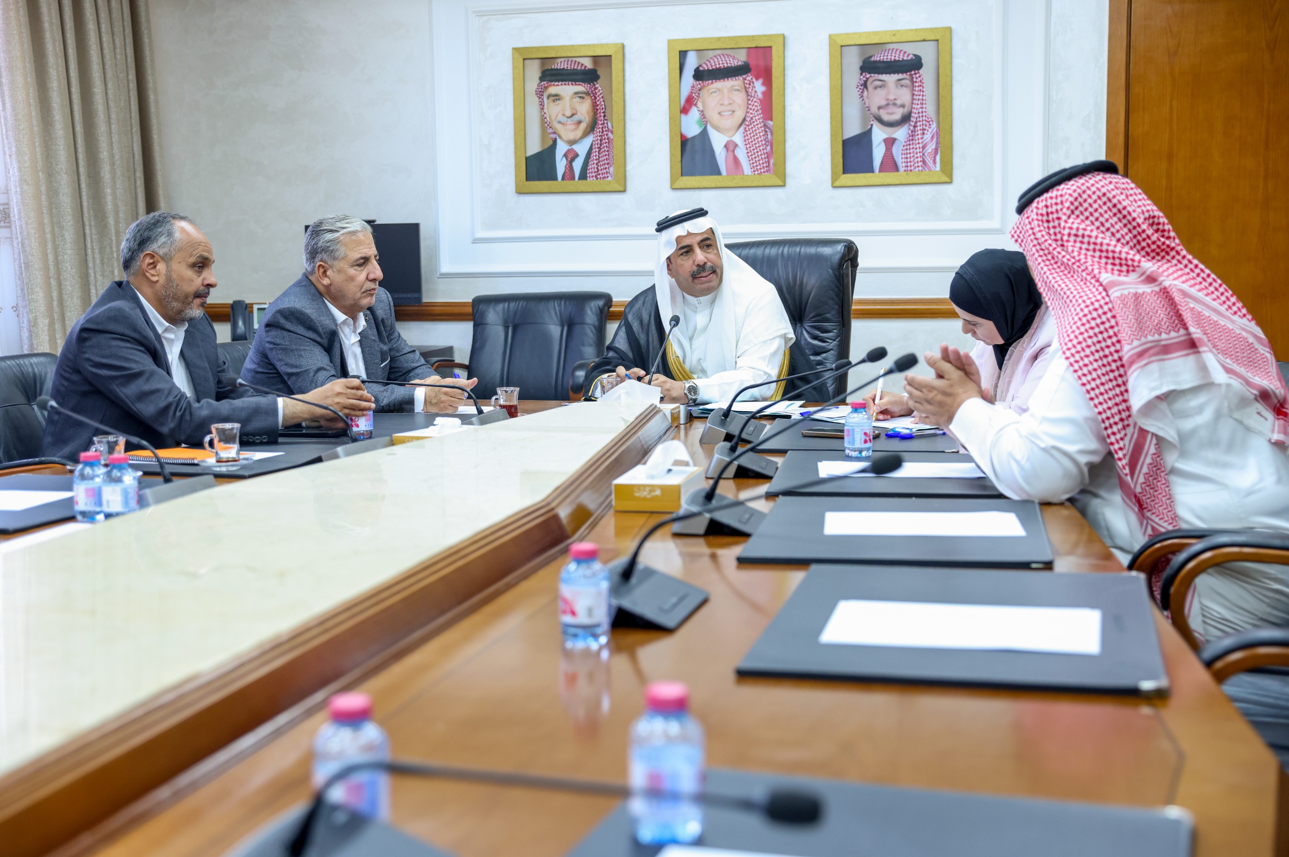 " الخدمات والنقل النيابية " تبحث مطالب أصحاب شركات صهاريج نقل حامض الفوسفوريك 