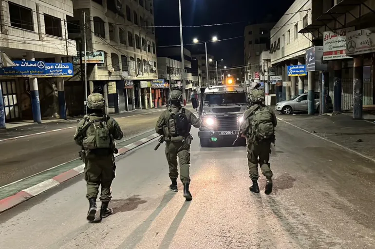 أب وأم وطفلاهما ..  الاحتلال يرتكب مجزرة بحق عائلة في طوباس