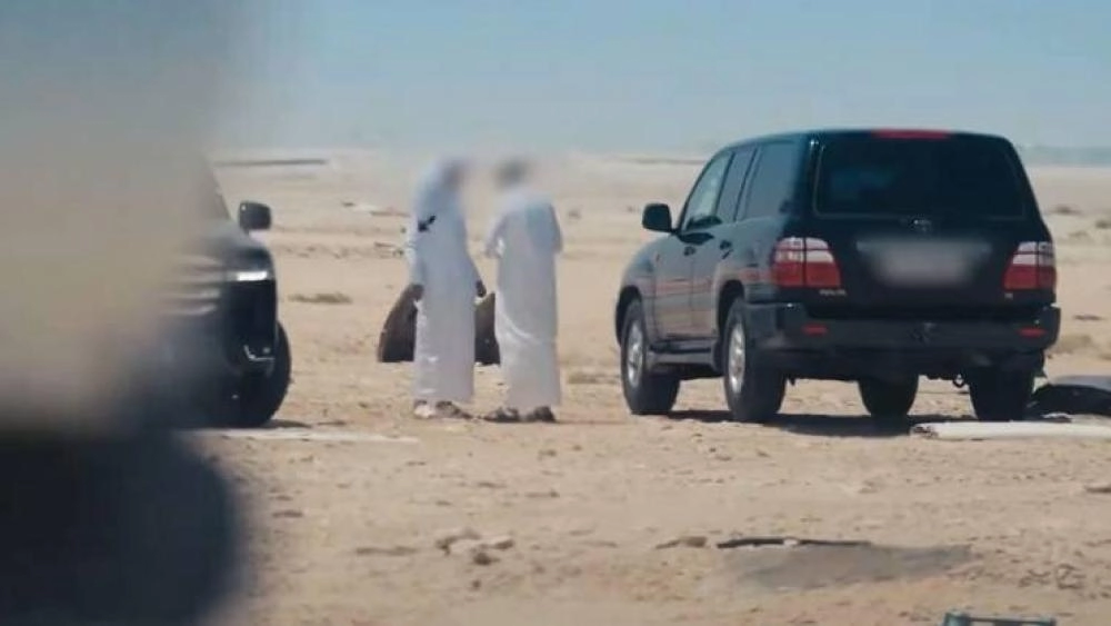 بالفيديو| القبض على رجل أثناء بيعه مواد مخدرة في قطر