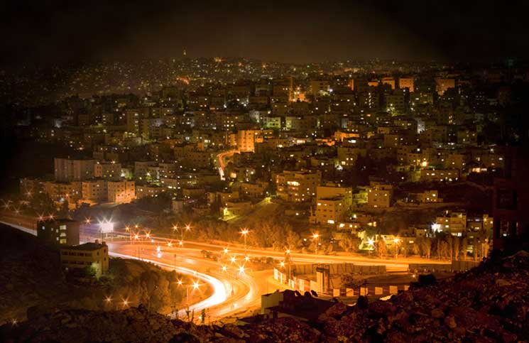 لماذا غابت زينة رمضان عن معظم البيوت والشوارع والمحلات في الأردن هذا الموسم؟