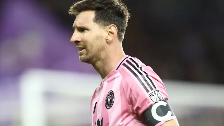 في كامب نو ..  زائر غير متوقع يكشف هواية ميسي الغريبة