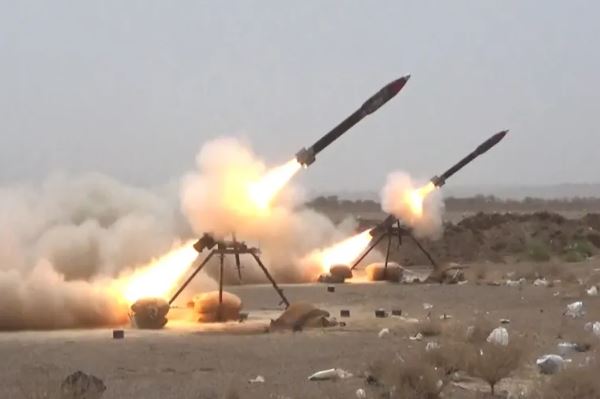 الحوثيون: أطقنا صاروخ باليستي متعدد الرؤوس على إسرائيل