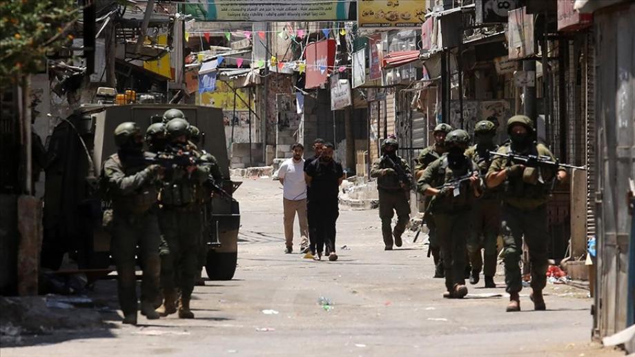 بينهم طفل وأسرى محررون ..  حملة اعتقالات واسعة في الضفة المحتلة 