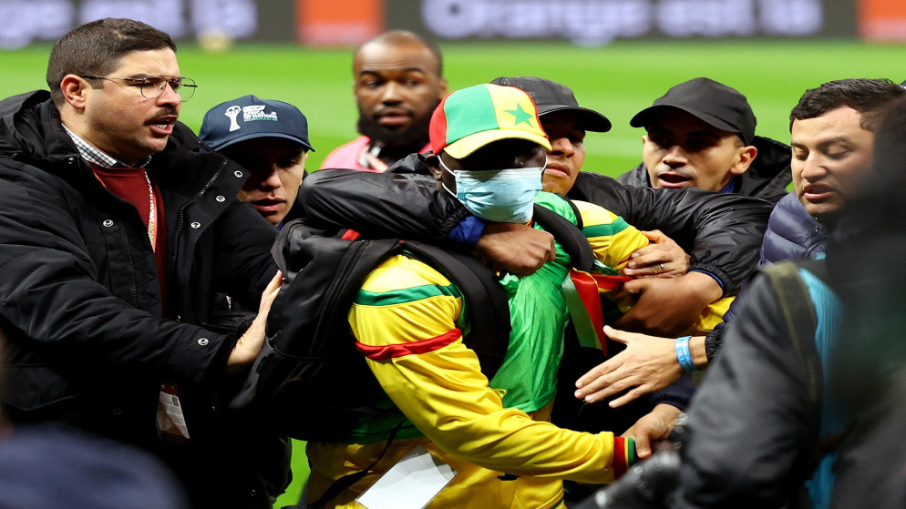 أمم إفريقيا ..  رئيس "الفيفا" يدين مشاهد "غير مقبولة" خلال النهائي