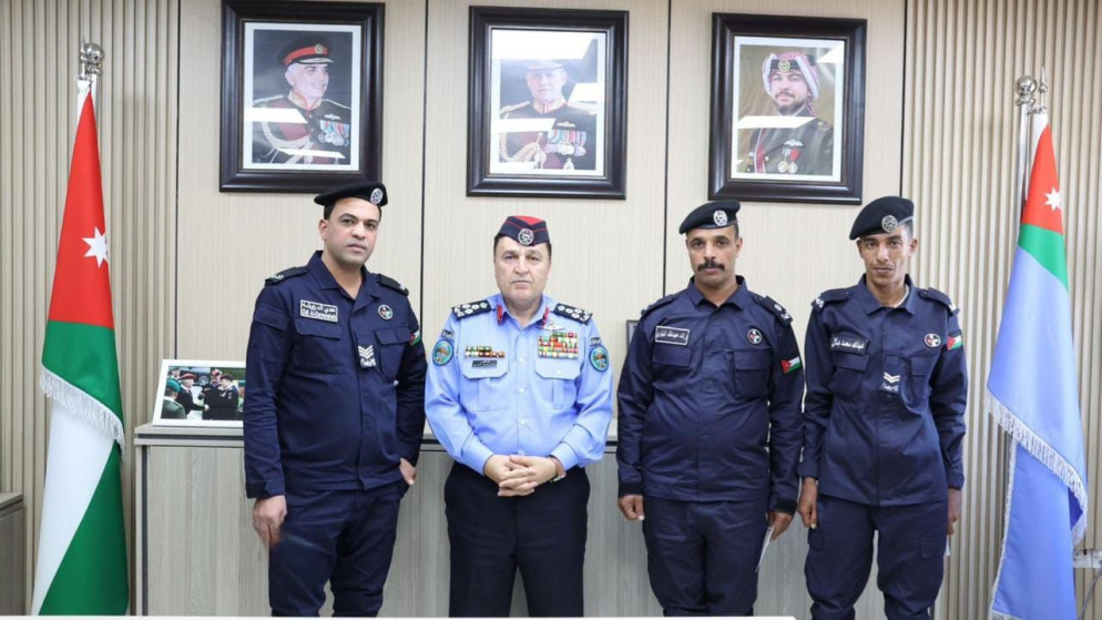 تكريم طاقم دورية نجدة أنقذ سيدة وأطفالها من حريق مركبة في المفرق