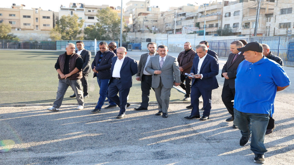 رئيس الوزراء يوجه بإجراء صيانة شاملة للملعب البلدي في منطقة جناعة