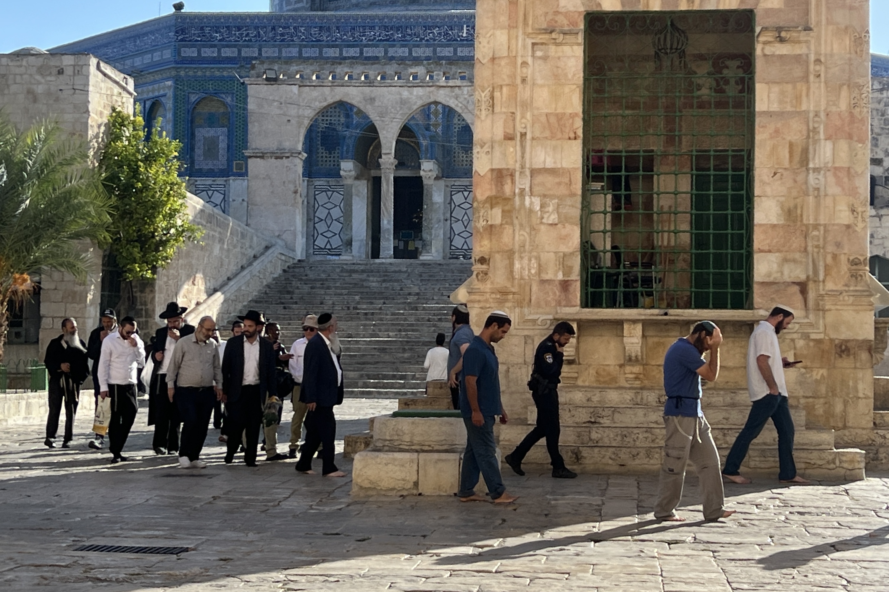 مستعمرون يقتحمون المسجد الأقصى