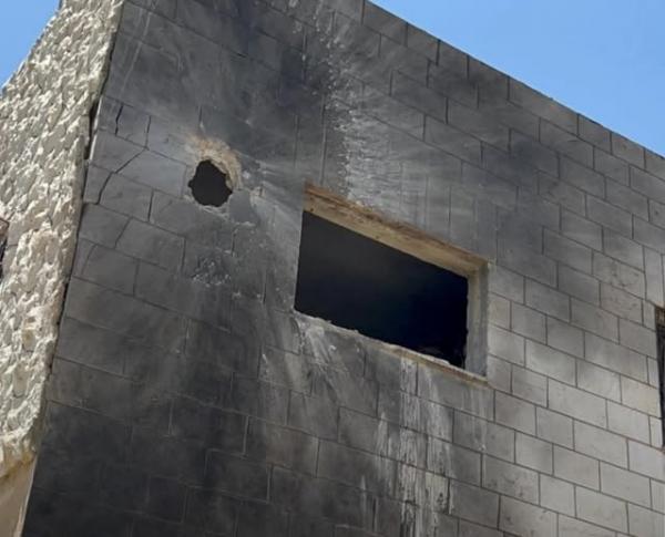 القوات المسلحة تُجري صيانة لمنزل تضرر بسقوط مقذوف ناري في إربد