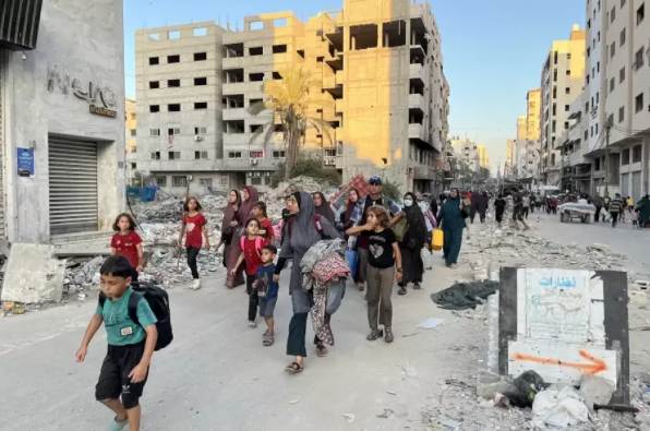 ملابسهم ممزَّقةً وأحذيتهم مهترئة ..  الغزيون يواجهون حربًا بلا كساء 