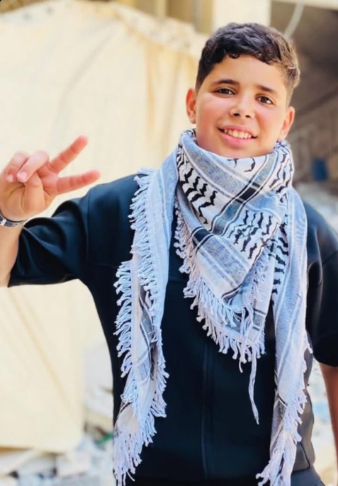 الطفل حسن عياد الذي أنشد لصمود غزة واستشهد كما غنى