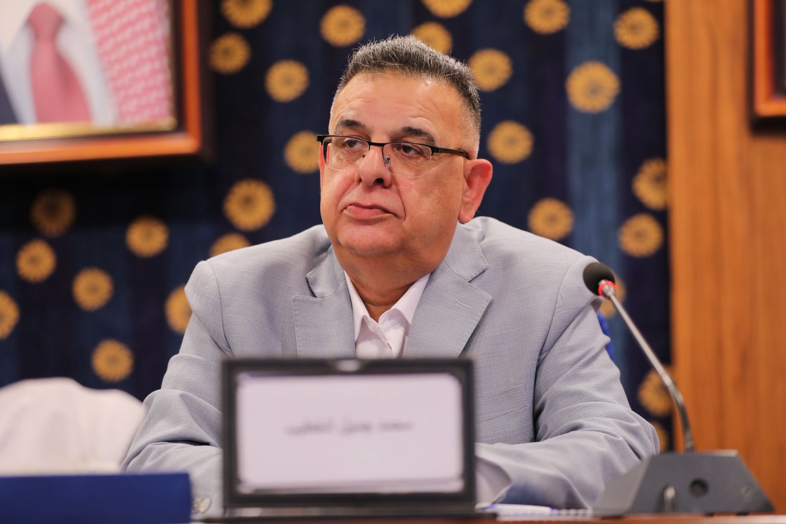 العقيد المتقاعد الخطيب يشهر كتابه 'حين يصمت السلاح تبدأ القصة' (صور)