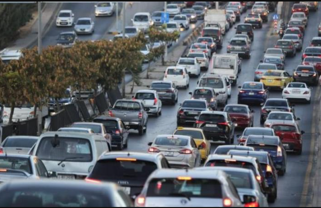 ازدحام مروري في شارع الأردن بعد حادث تصادم بين مركبتين