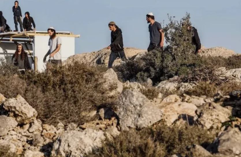مستوطنون وجيش الاحتلال يهاجمون منزلا في أم صفا ويعتقلون شقيقين