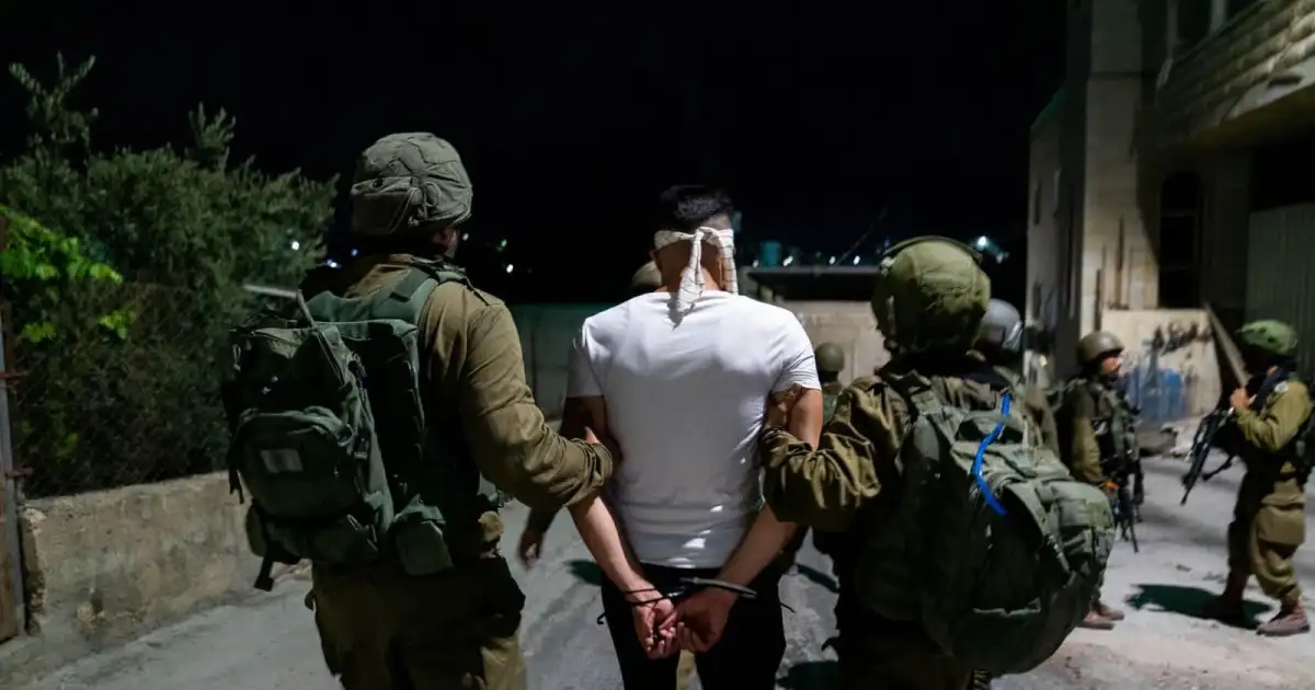 الاحتلال يعتقل 23 فلسطينيا بمداهمات في الضفة